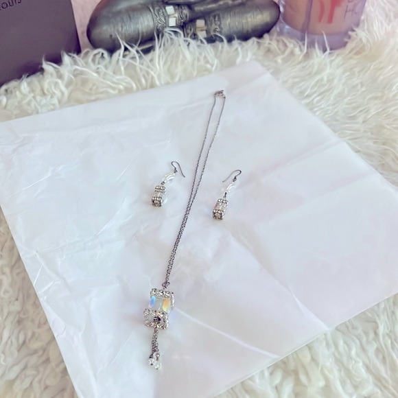 Crystal Necklace with Pendant & Matching Dangle Earrings! 💕🛍️🤩 - Picture 1 of 7
